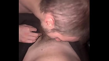 Devant la tv je n’ai pas résisté à son regard et son envie l’ai sucé avec passion jusqu’à ce qu’il expl