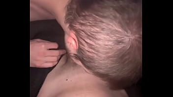 Devant la tv je n’ai pas résisté à son regard et son envie l’ai sucé avec passion jusqu’à ce qu’il expl