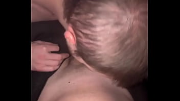 Devant la tv je n’ai pas résisté à son regard et son envie l’ai sucé avec passion jusqu’à ce qu’il expl