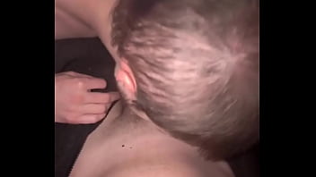 Devant la tv je n’ai pas résisté à son regard et son envie l’ai sucé avec passion jusqu’à ce qu’il expl