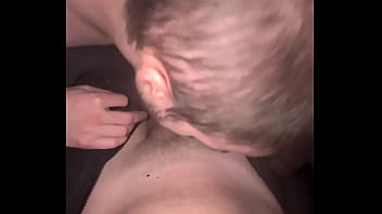 Devant la tv je n’ai pas résisté à son regard et son envie l’ai sucé avec passion jusqu’à ce qu’il expl