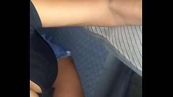 Mi vecina me pide que la lleve en carro algún sitio publico para chuparme la verga