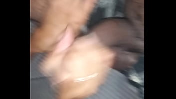 Mi vecina me pide que la lleve en carro algún sitio publico para chuparme la verga