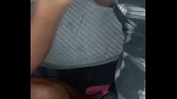 Mi vecina me pide que la lleve en carro algún sitio publico para chuparme la verga