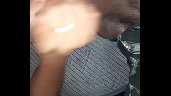 Mi vecina me pide que la lleve en carro algún sitio publico para chuparme la verga