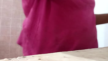 Gordibuena en tanga haciendo la comida