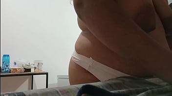 Gordibuena en tanga haciendo la comida