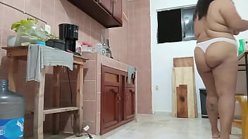 Gordibuena en tanga haciendo la comida