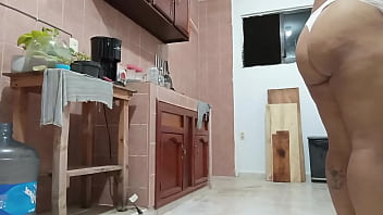 Gordibuena en tanga haciendo la comida