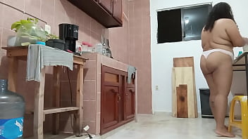 Gordibuena en tanga haciendo la comida