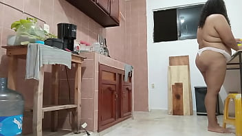 Gordibuena en tanga haciendo la comida