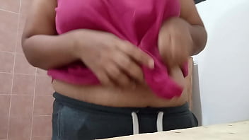 Gordibuena en tanga haciendo la comida