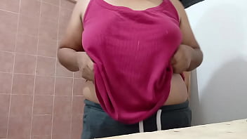 Gordibuena en tanga haciendo la comida