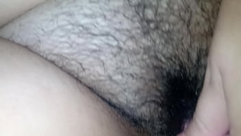 Me masturbando e gemendo vem me comer