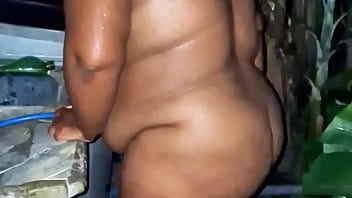 Gordinha crente tomando banho ao ar livre a noite