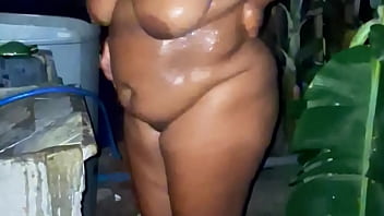 Gordinha crente tomando banho ao ar livre a noite