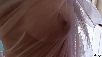 Minha madrasta estava na cama e fui chamar ela e me deparei com ela usando uma calcinha fio dental