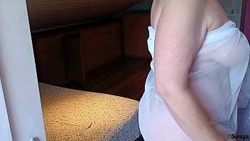 Minha madrasta estava na cama e fui chamar ela e me deparei com ela usando uma calcinha fio dental