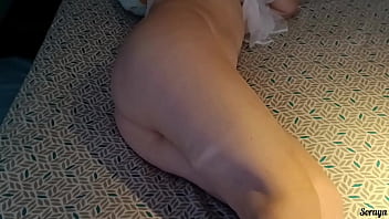 Minha madrasta estava na cama e fui chamar ela e me deparei com ela usando uma calcinha fio dental