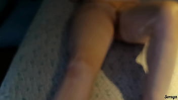 Minha madrasta estava na cama e fui chamar ela e me deparei com ela usando uma calcinha fio dental