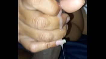 Isso é o que sua esposa faz quando você trabalha ela traz o vizinho para chupar o sêmen dele