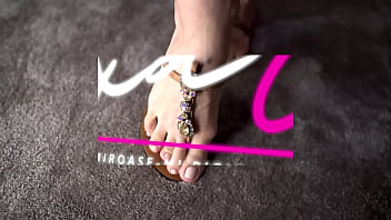 Linge mi picioarele si fute ma