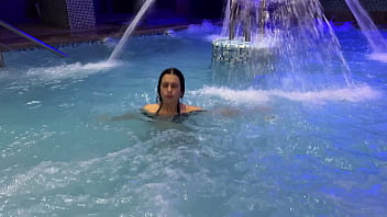 Pareja de exhibicionistas follan en spa público katty blake