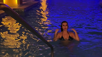 Pareja de exhibicionistas follan en spa público katty blake