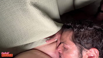 Essa esposa plus size sempre acorda com tesão depois que o marido sai para trabalhar