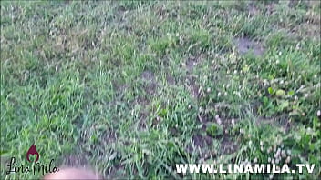 Schüchternes mädchen gibt outdoor blowjob