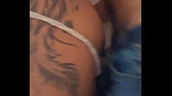 Peguei a minha esposa ellie na frente da casa da minha prima que estava demorando muito para abrir a porta Peguei a minha esposa ellie na frente da casa da minha prima que estava demorando muito para abrir a porta