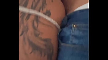 Peguei a minha esposa ellie na frente da casa da minha prima que estava demorando muito para abrir a porta