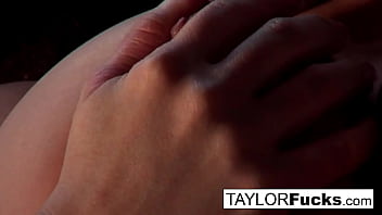 Brunette babe rubs her pussy