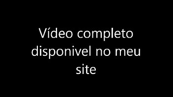 Menina mostra como sentar na rola