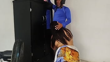 Mientras el cornudo trabaja llamo al repartidor me dio un sexo duro que nunca olvidaré y me dio la corrida en mi coño como yo quería