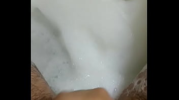 Batendo Uma Na Banheira Gostoso E thumbnail