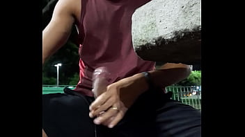 Garoto Exibindo O Pau Na Praça thumbnail