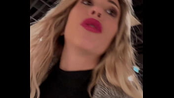 Hello la team j'arrive à lui faire fermer le magasin et l'attraper dans un coin pour qu'il me défonce le cul