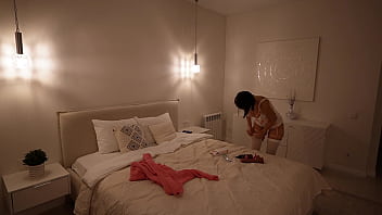 Hot babe brings herself to orgasm playing with big dildo and anal beads