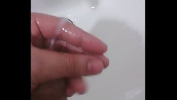 Melando meu pau e esfregando por ele todo