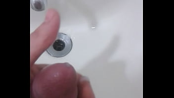 Melando meu pau e esfregando por ele todo