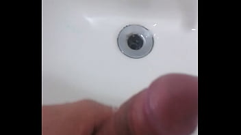 Melando meu pau e esfregando por ele todo