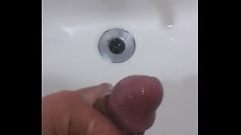 Melando meu pau e esfregando por ele todo