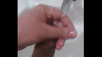 Melando meu pau e esfregando por ele todo