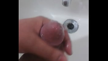 Melando meu pau e esfregando por ele todo