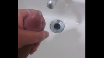 Melando meu pau e esfregando por ele todo