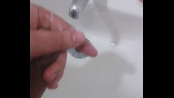 Melando meu pau e esfregando por ele todo