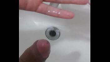 Melando meu pau e esfregando por ele todo