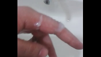 Melando meu pau e esfregando por ele todo