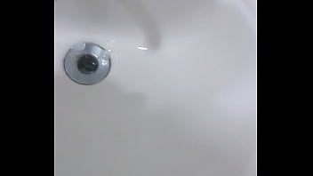 Melando meu pau e esfregando por ele todo